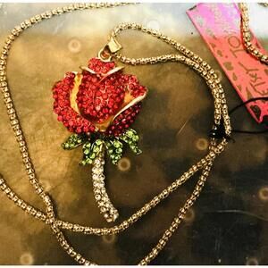 O97 Smell Like A Rose Necklace